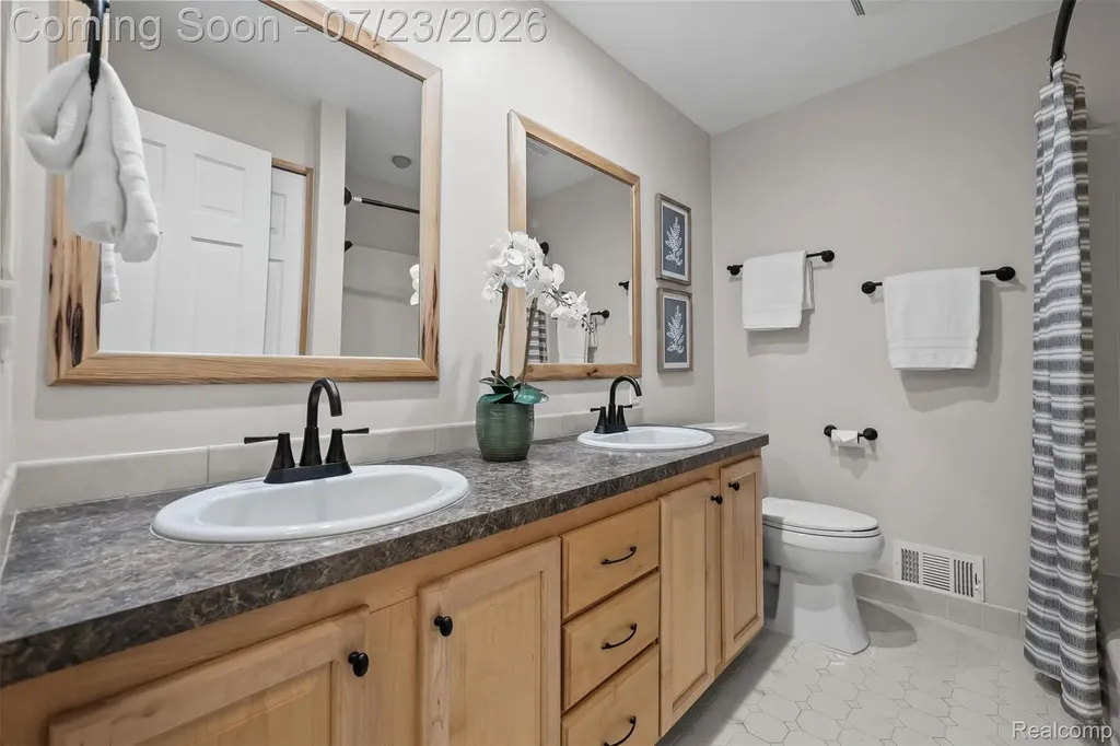 656 Lynndale Court Rochester Hills City MI 48309