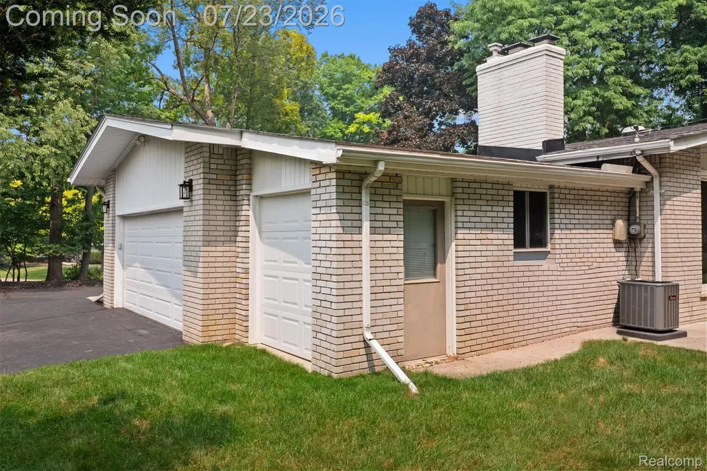 656 Lynndale Court Rochester Hills City MI 48309