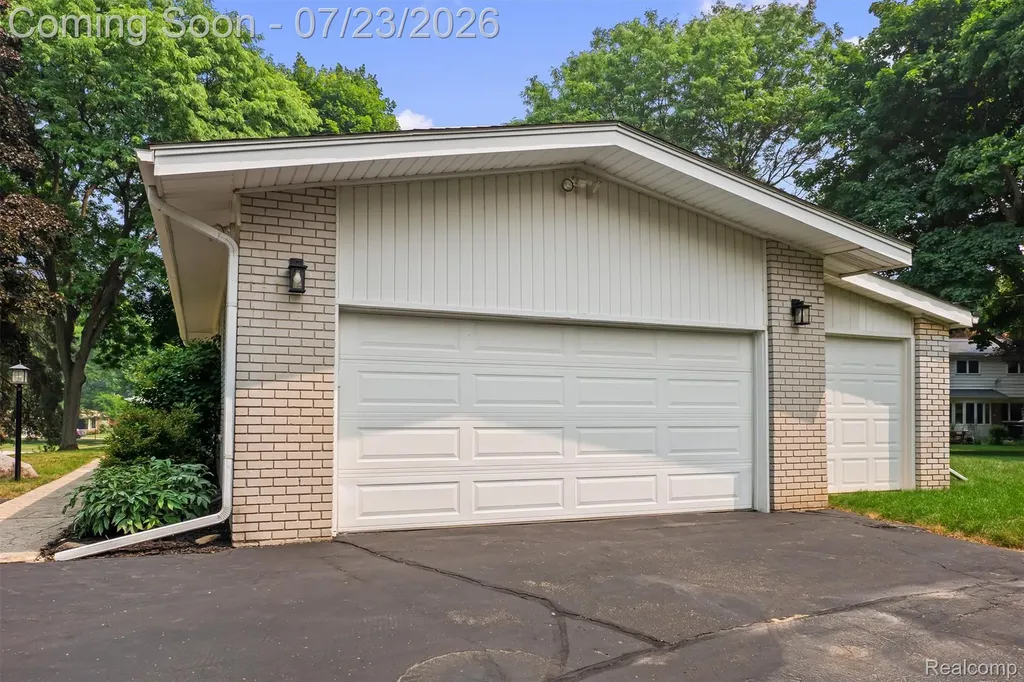 656 Lynndale Court Rochester Hills City MI 48309