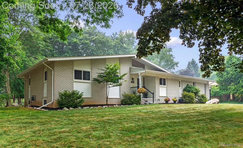 656 Lynndale Court Rochester Hills City MI 48309
