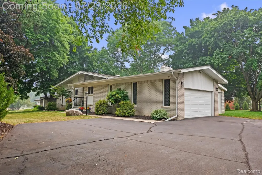 656 Lynndale Court Rochester Hills City MI 48309