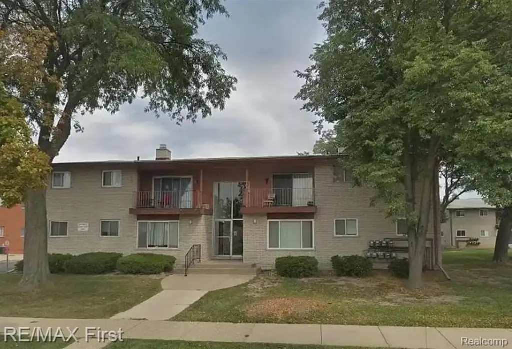 29106 Lund Avenue Warren City MI 48093
