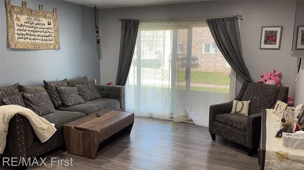 29106 Lund Avenue Warren City MI 48093