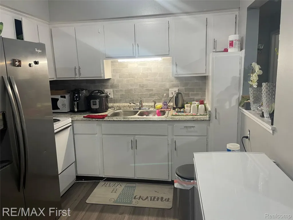 29106 Lund Avenue Warren City MI 48093