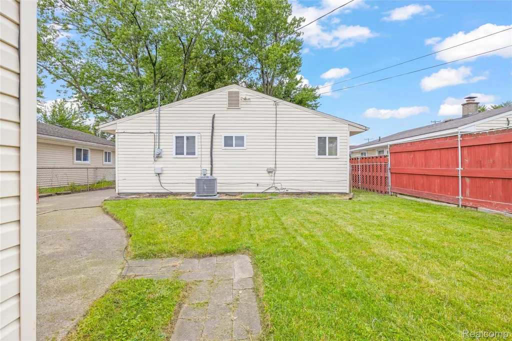 12400 Arcola Street Livonia City MI 48150