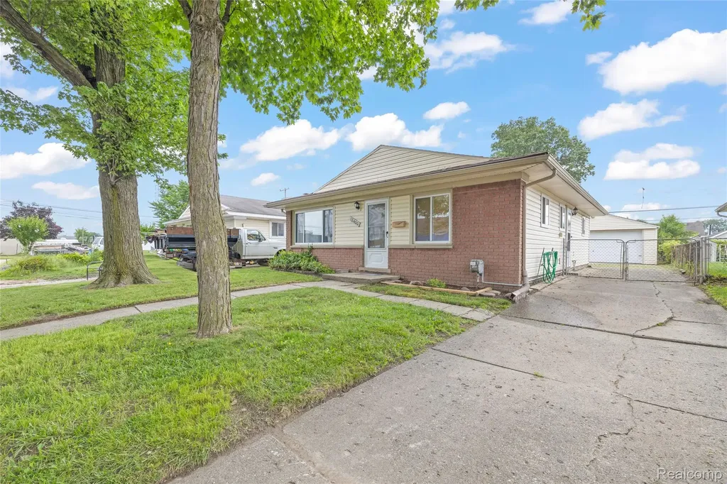 12400 Arcola Street Livonia City MI 48150