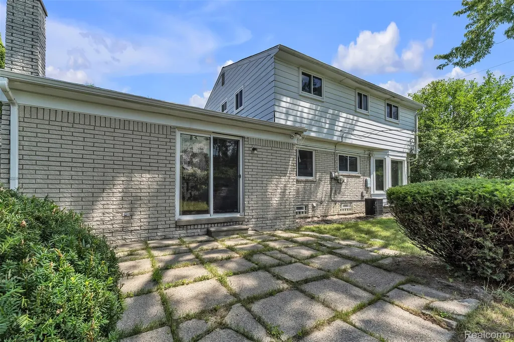 28595 Sann Carlos Street Southfield City MI 48076