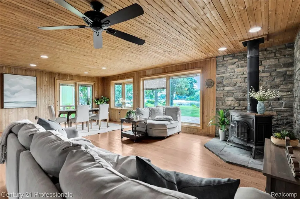 3680 Kingsway Drive Highland Charter Township MI 48356