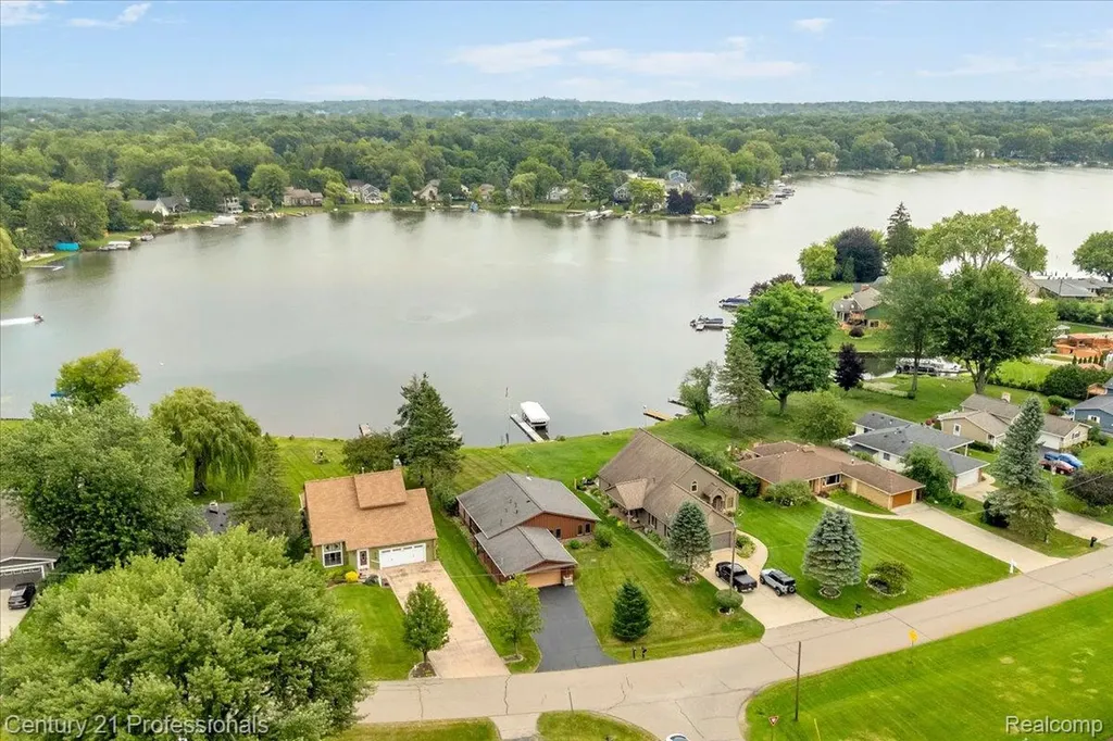 3680 Kingsway Drive Highland Charter Township MI 48356