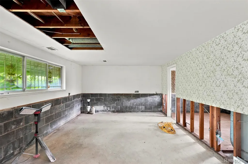 30650 Palmer Road Westland City MI 48186