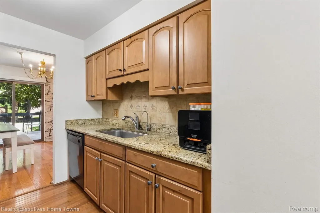 1077 Willow Grove Court Rochester Hills City MI 48307