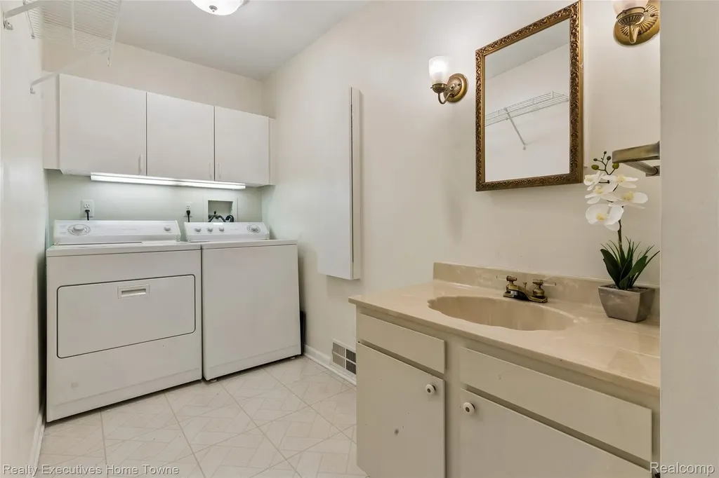 1077 Willow Grove Court Rochester Hills City MI 48307
