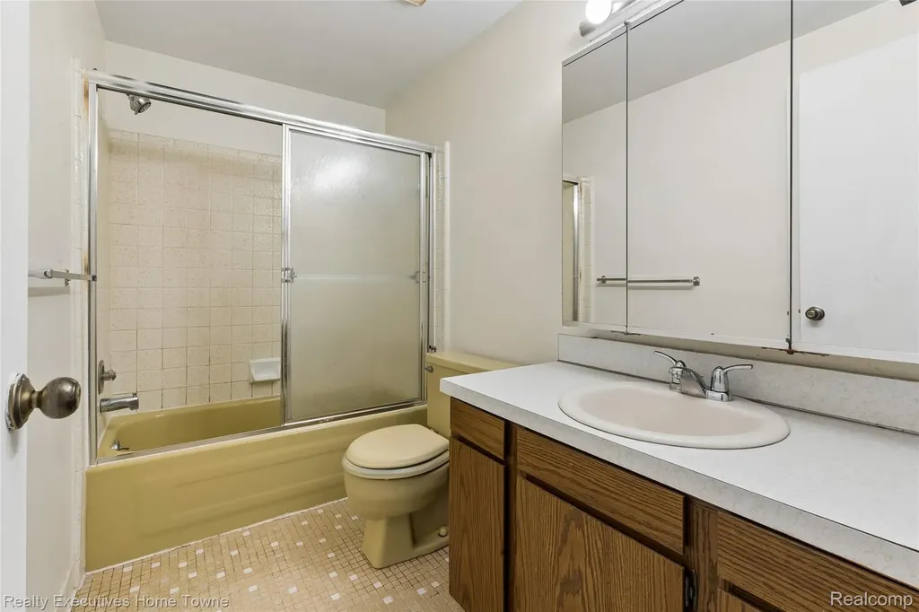 1077 Willow Grove Court Rochester Hills City MI 48307