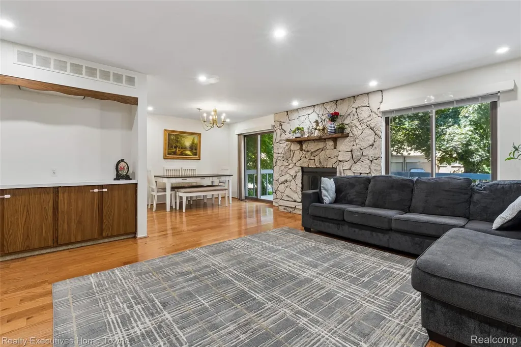 1077 Willow Grove Court Rochester Hills City MI 48307