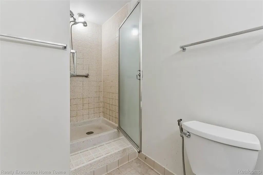 1077 Willow Grove Court Rochester Hills City MI 48307