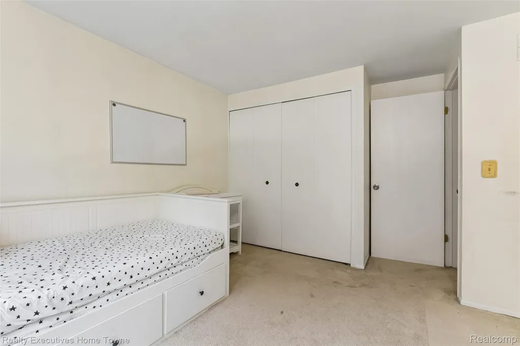 1077 Willow Grove Court Rochester Hills City MI 48307