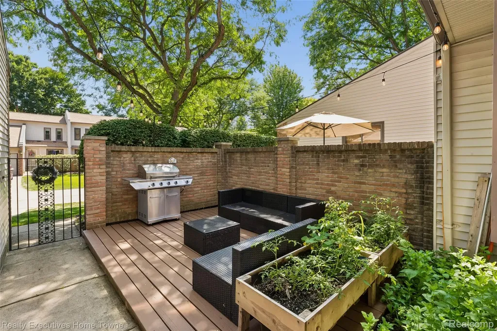 1077 Willow Grove Court Rochester Hills City MI 48307