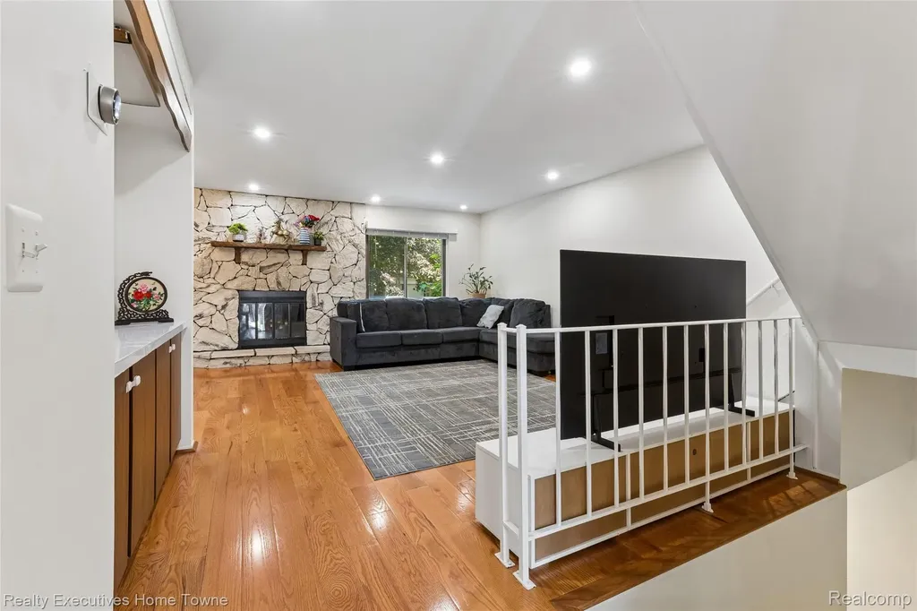 1077 Willow Grove Court Rochester Hills City MI 48307
