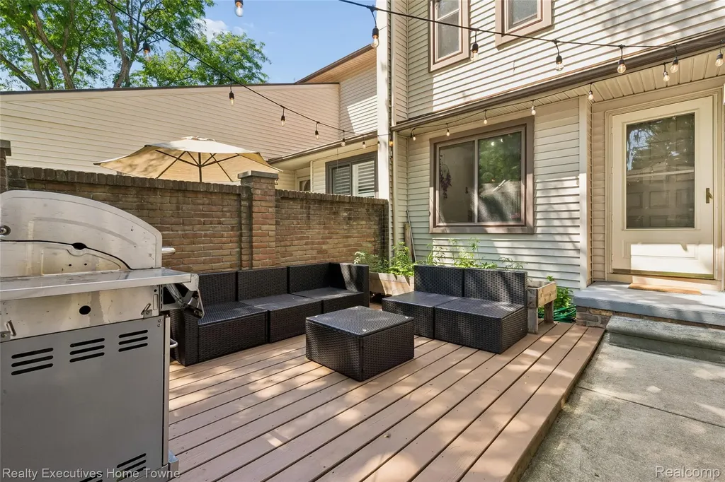 1077 Willow Grove Court Rochester Hills City MI 48307