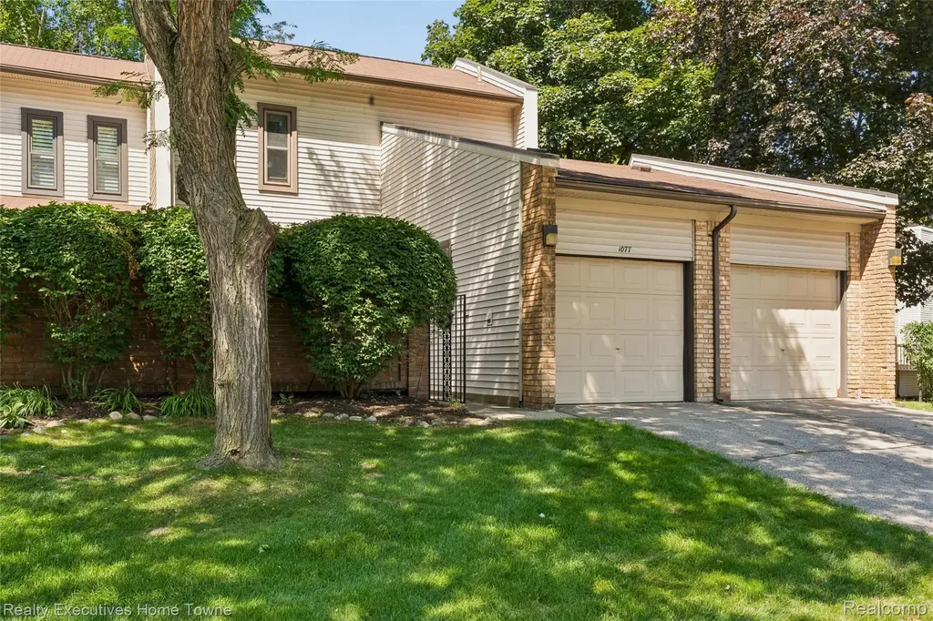 1077 Willow Grove Court Rochester Hills City MI 48307
