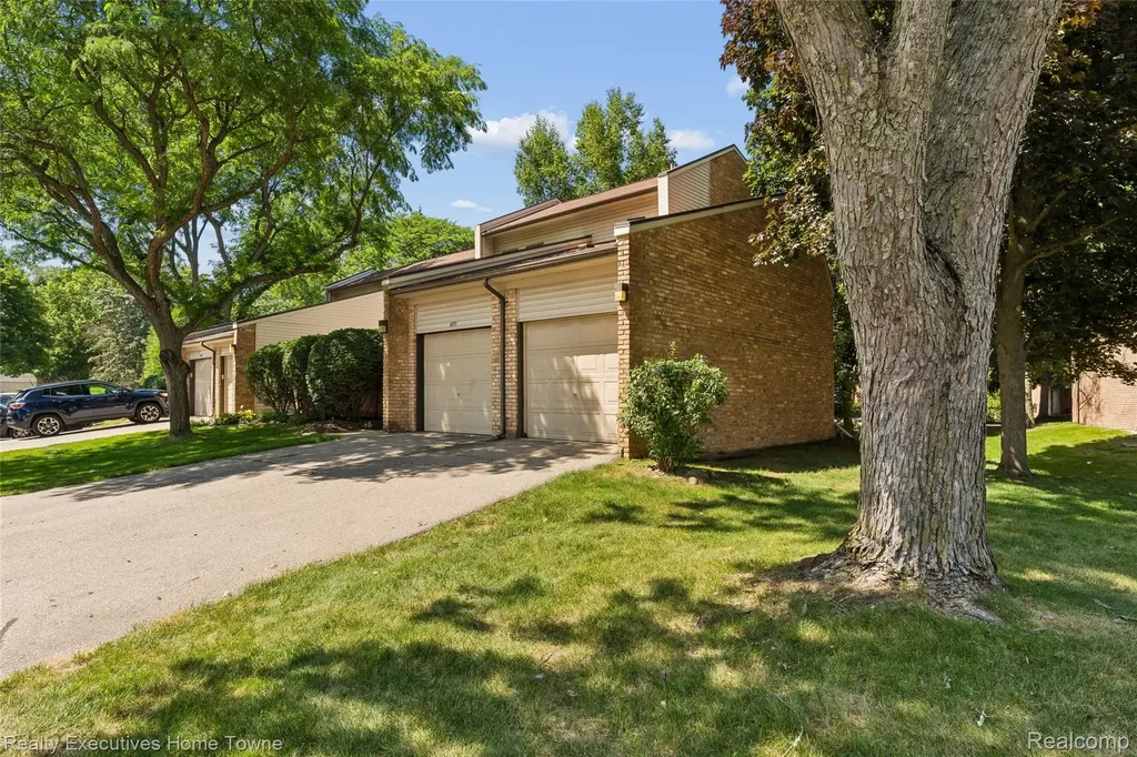 1077 Willow Grove Court Rochester Hills City MI 48307