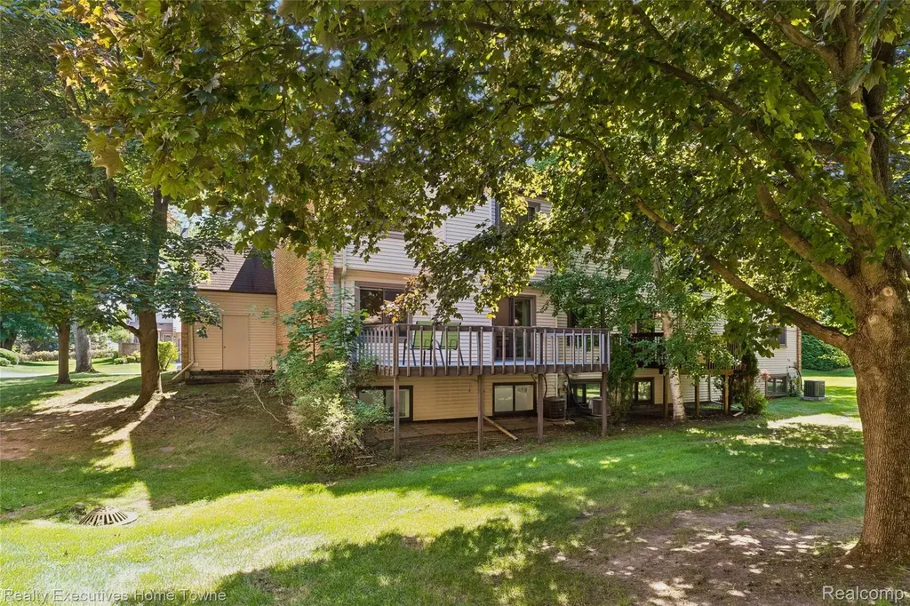1077 Willow Grove Court Rochester Hills City MI 48307