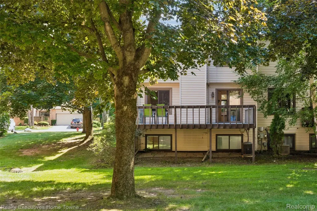 1077 Willow Grove Court Rochester Hills City MI 48307