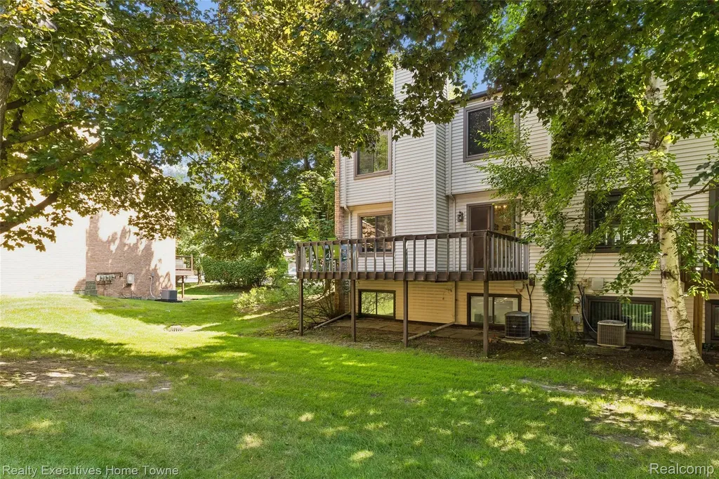 1077 Willow Grove Court Rochester Hills City MI 48307