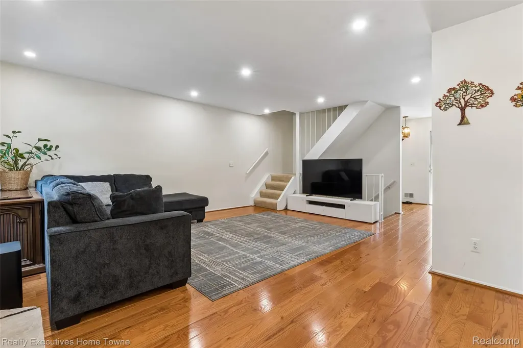 1077 Willow Grove Court Rochester Hills City MI 48307