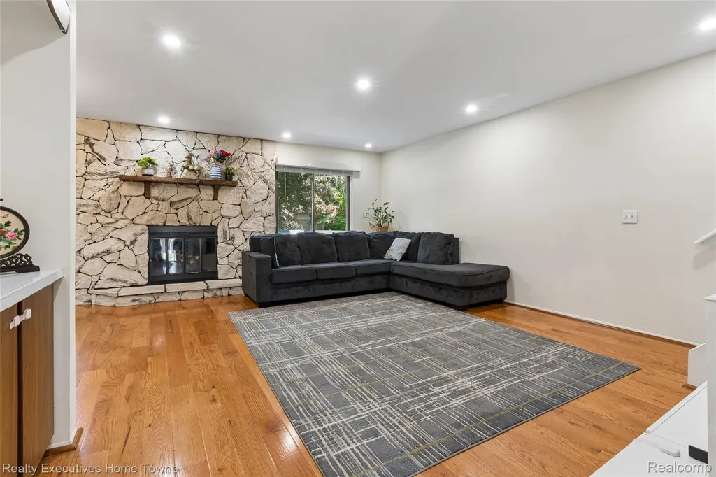 1077 Willow Grove Court Rochester Hills City MI 48307