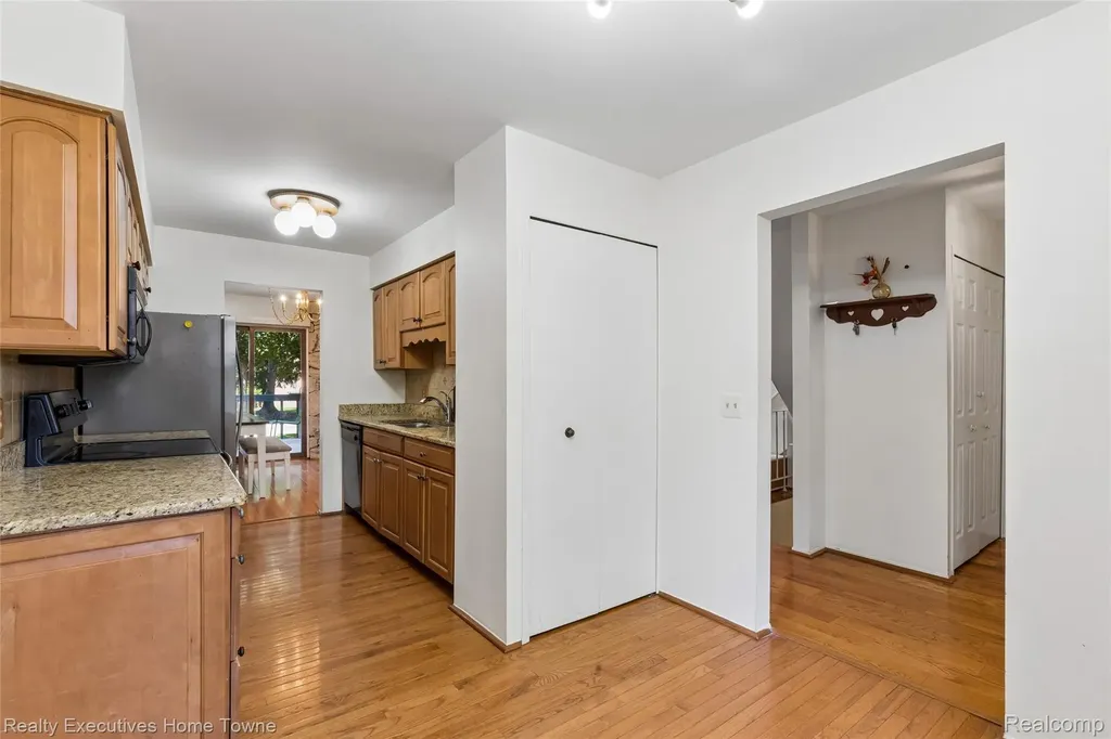 1077 Willow Grove Court Rochester Hills City MI 48307