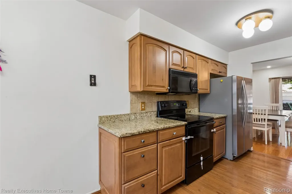 1077 Willow Grove Court Rochester Hills City MI 48307