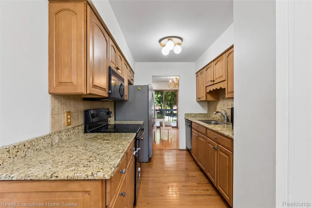 1077 Willow Grove Court Rochester Hills City MI 48307