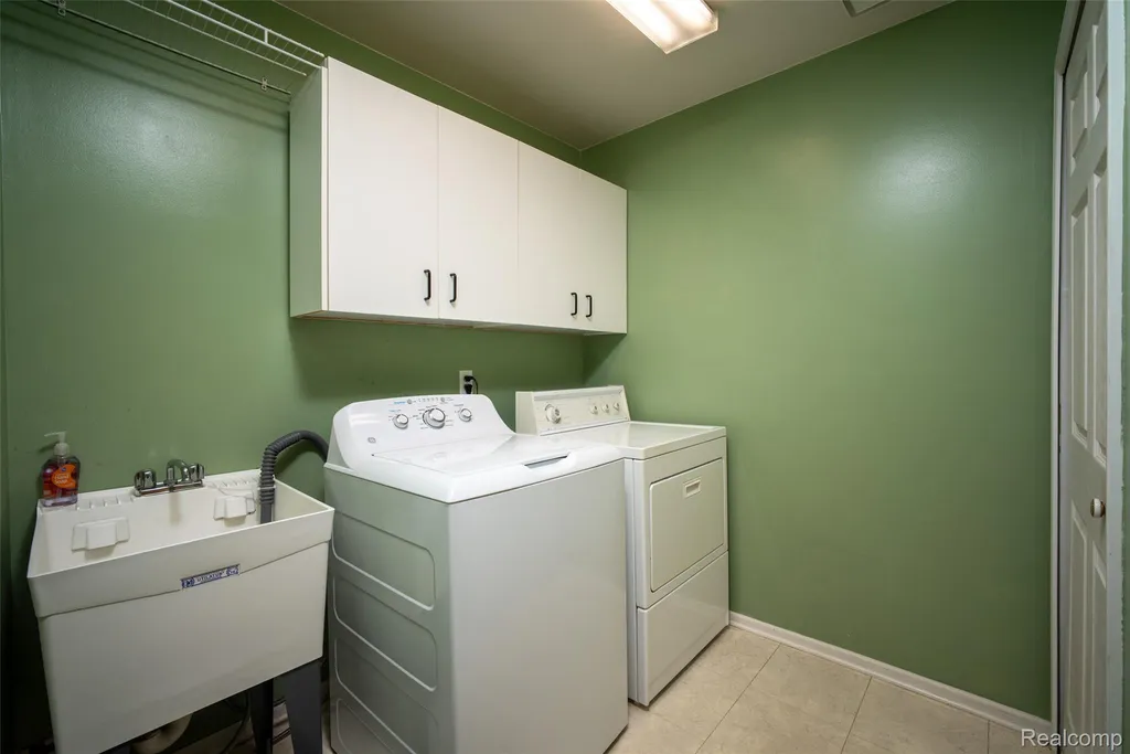 19632 Sussex Avenue Livonia City MI 48152