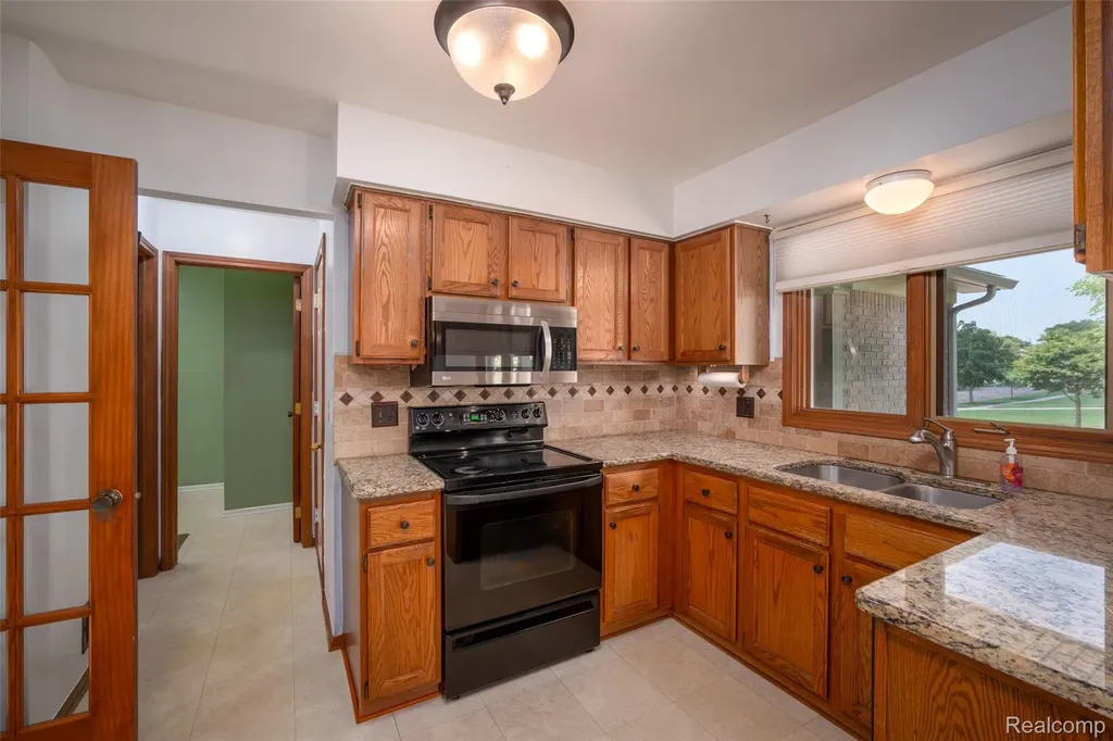 19632 Sussex Avenue Livonia City MI 48152