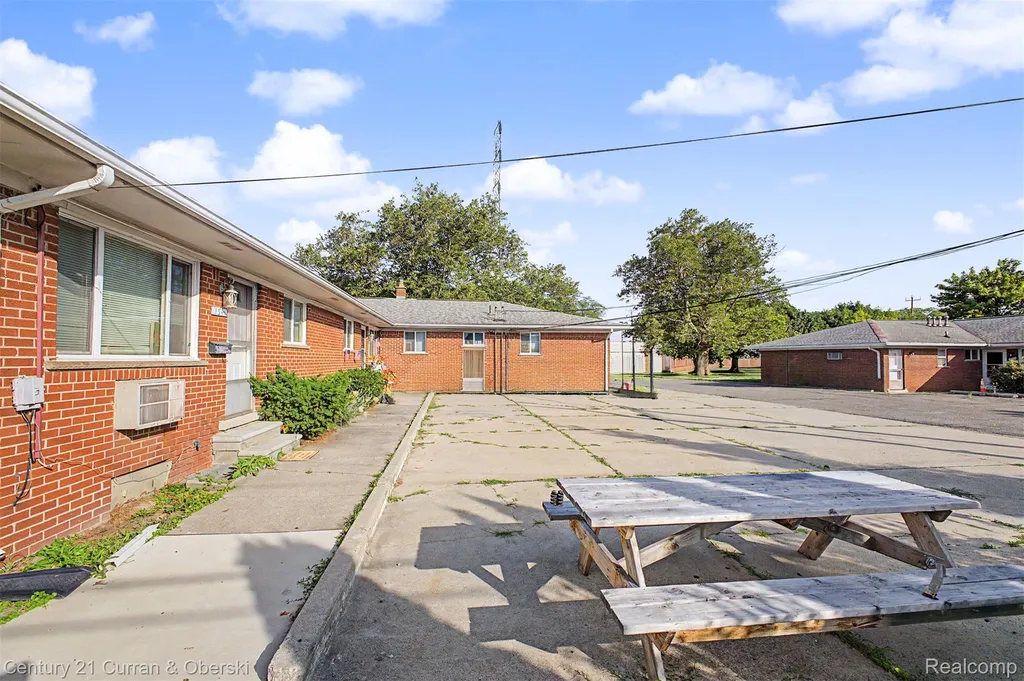 1521 Electric Avenue Lincoln Park City MI 48146