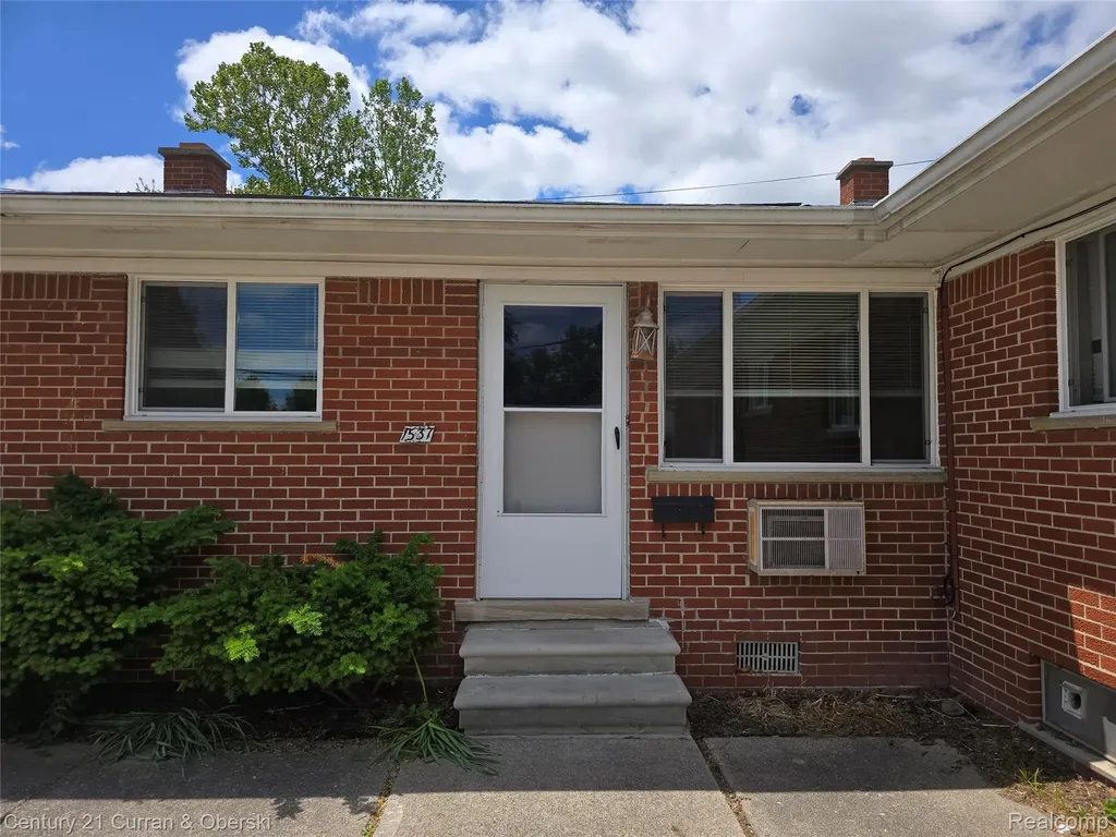 1521 Electric Avenue Lincoln Park City MI 48146