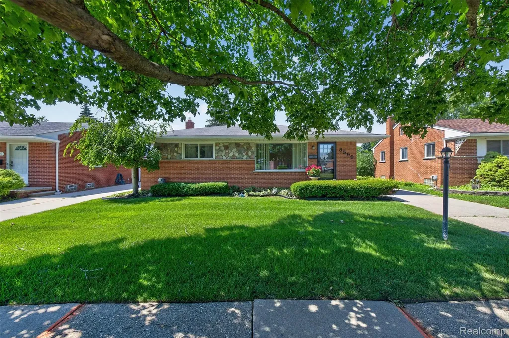8599 Cardwell Street Westland City MI 48185