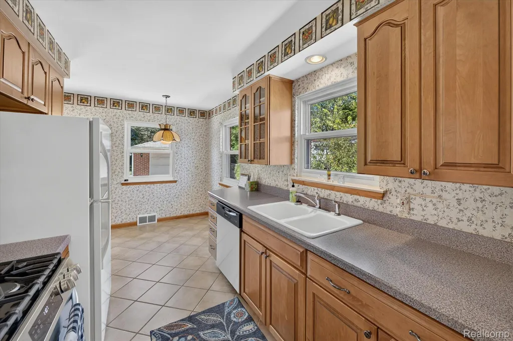 8599 Cardwell Street Westland City MI 48185