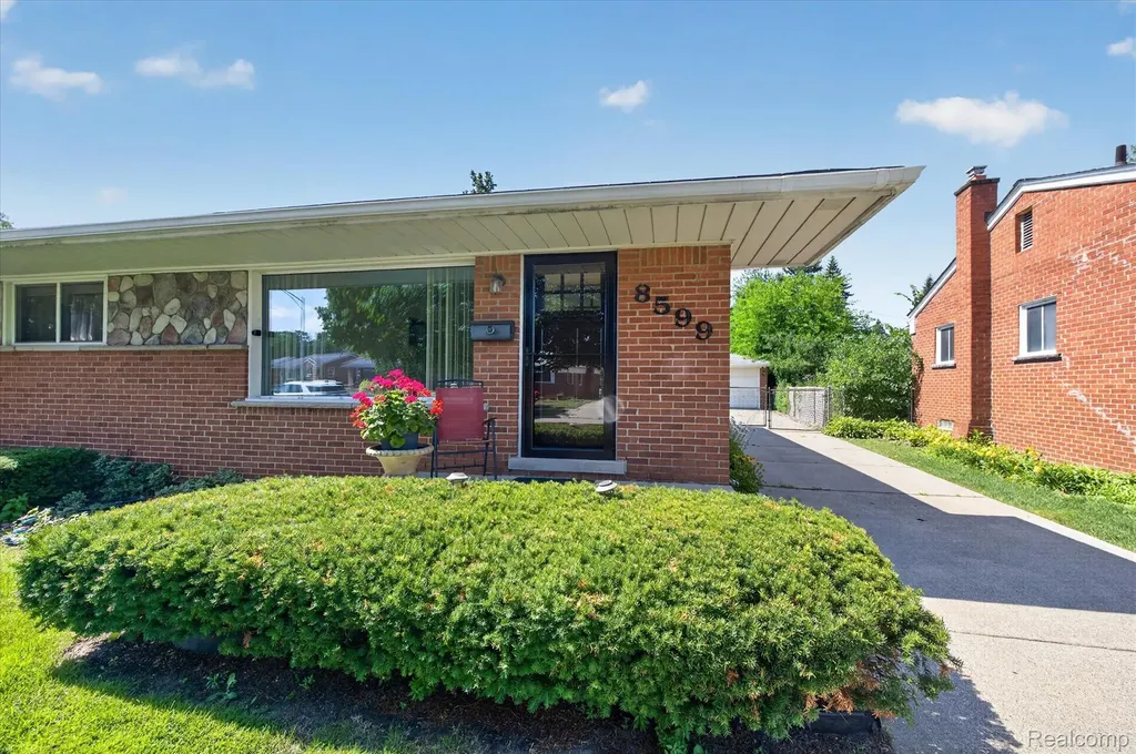 8599 Cardwell Street Westland City MI 48185