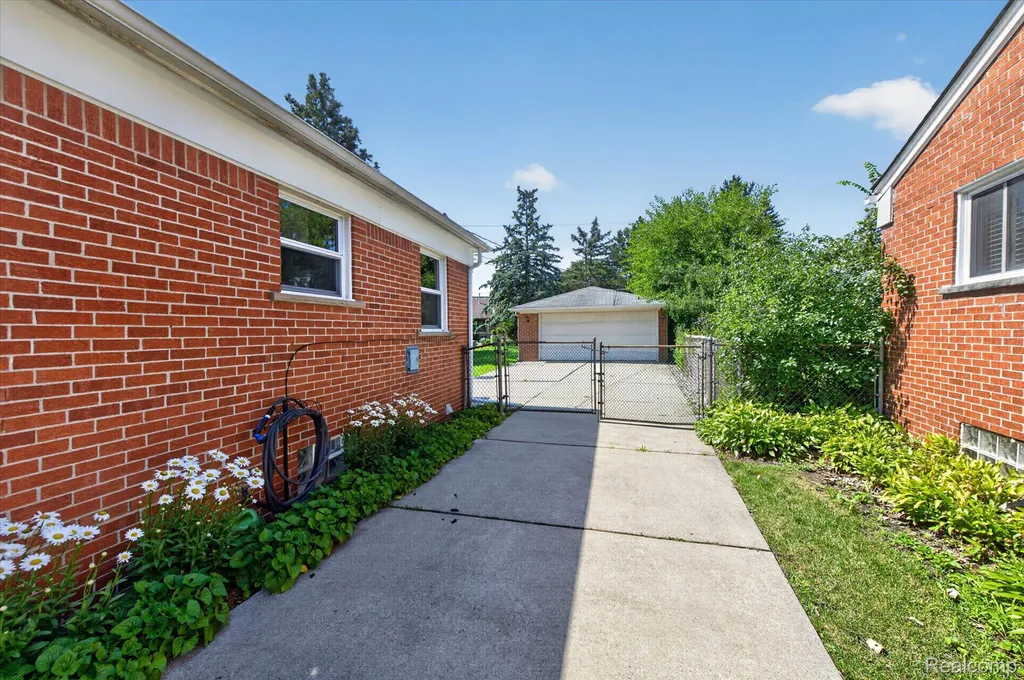 8599 Cardwell Street Westland City MI 48185