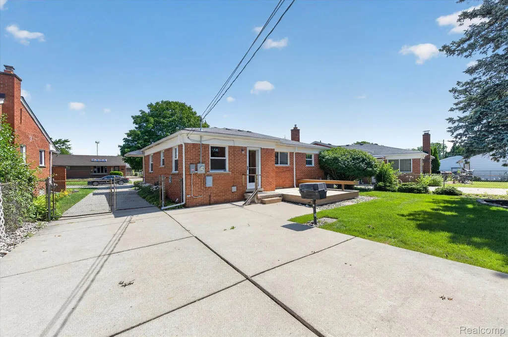 8599 Cardwell Street Westland City MI 48185