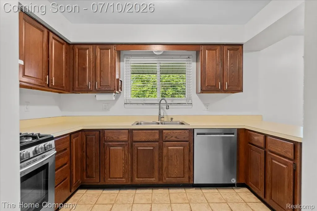 33413 Louise Avenue Clinton Charter Township MI 48035