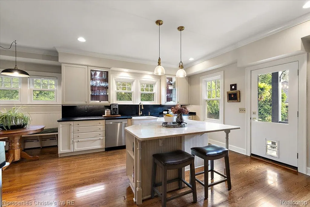 1264 Buckingham Road Grosse Pointe Park City MI 48230