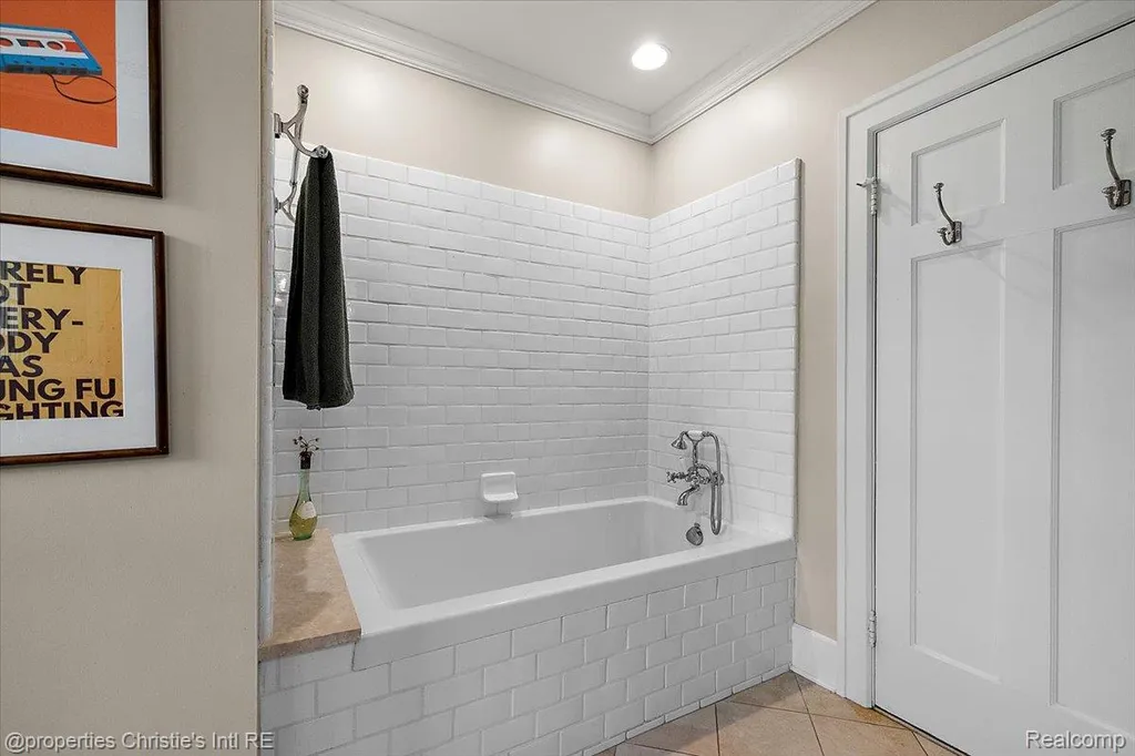 1264 Buckingham Road Grosse Pointe Park City MI 48230