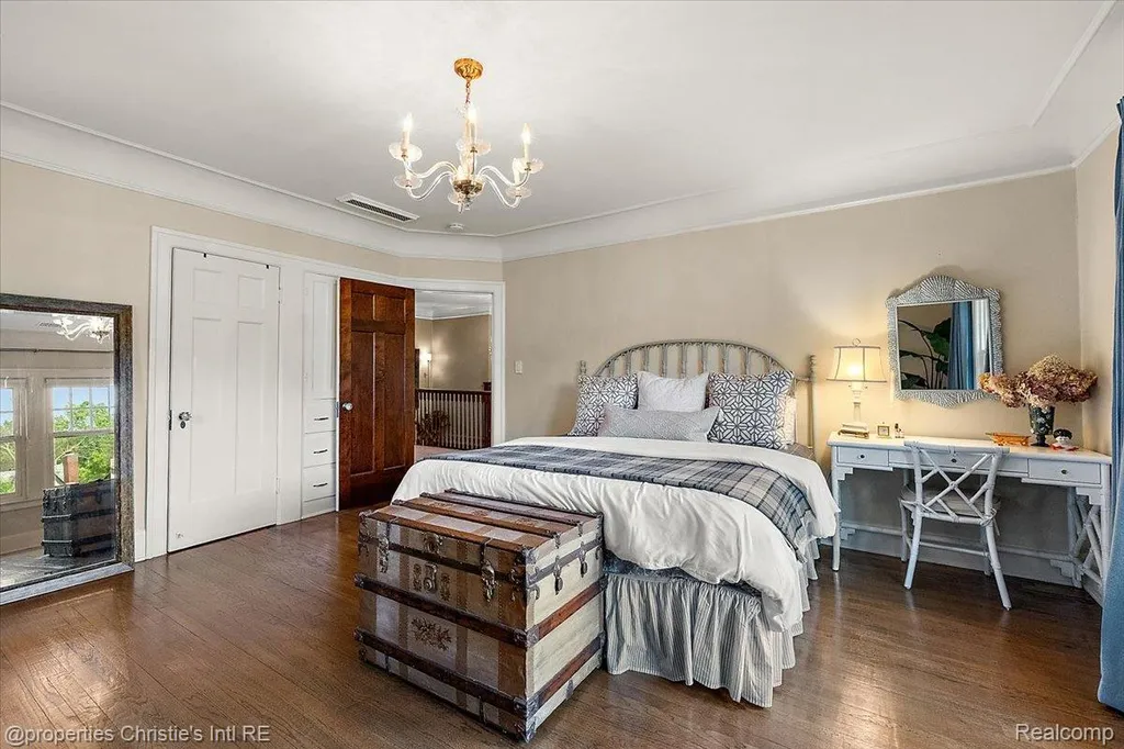 1264 Buckingham Road Grosse Pointe Park City MI 48230