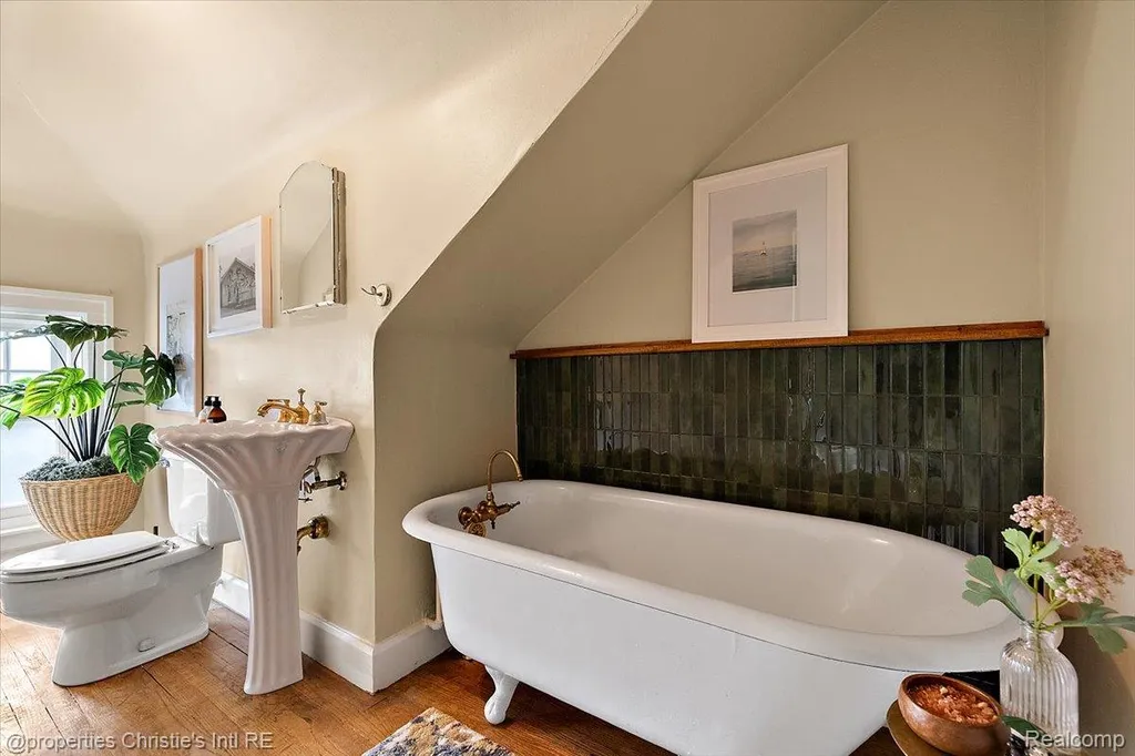 1264 Buckingham Road Grosse Pointe Park City MI 48230