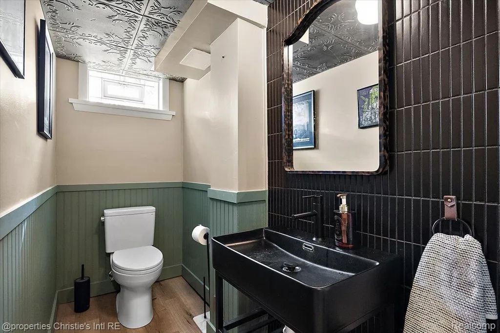 1264 Buckingham Road Grosse Pointe Park City MI 48230