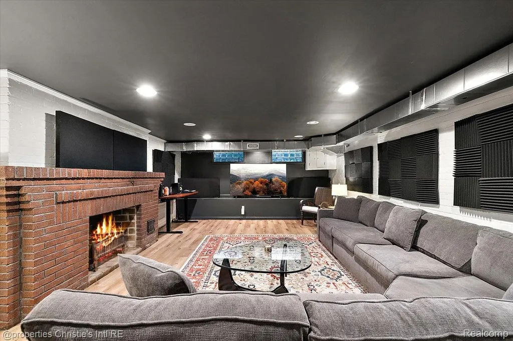 1264 Buckingham Road Grosse Pointe Park City MI 48230