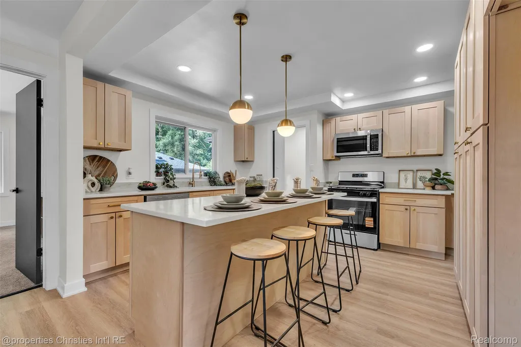 32652 Cadillac Street Farmington Hills City MI 48336